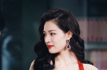 钟楚曦活动图释出 卷发红唇尽显女神气质